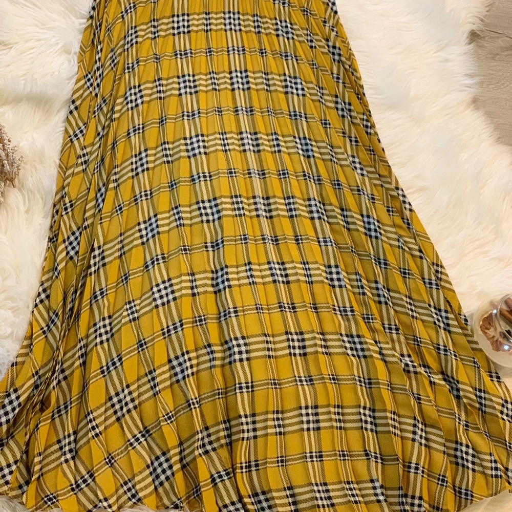 Vince camuto midi skirt, never worn.